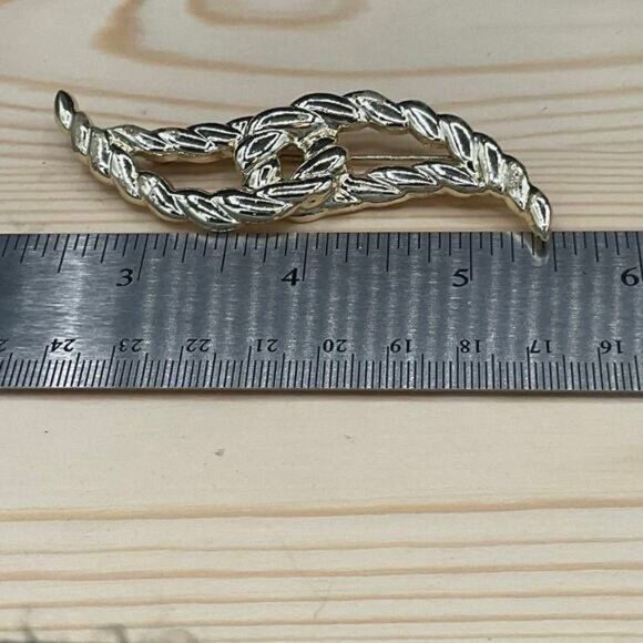 Silver Tone Twisted Rope Leaf-Shaped Brooch Pin - Picture 4 of 4